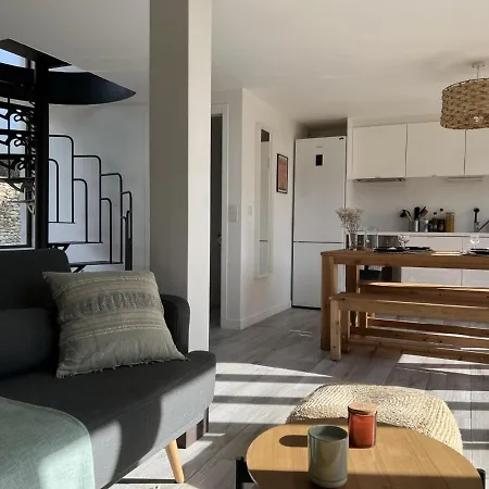 Holiday home Maison De Campagne Entierement Climatisee Avec Grand Jardin Pressagny l'Orgueilleux